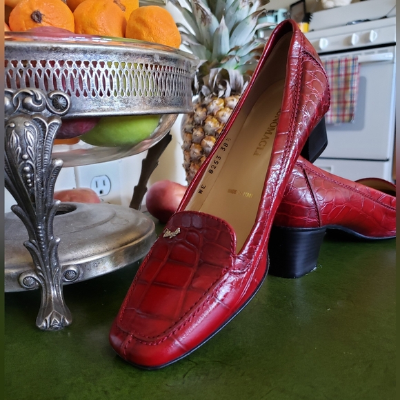 NWOT  Brunomagli ruby red crocodile pumps - Picture 14 of 15